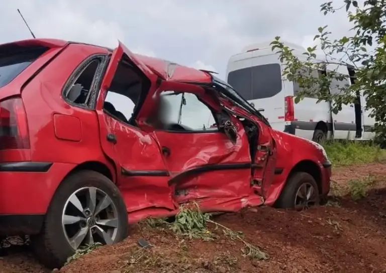 Colisão entre Gol e van da Prefeitura de Machadinho deixa motorista ferido em Tapejara - Studio TV
