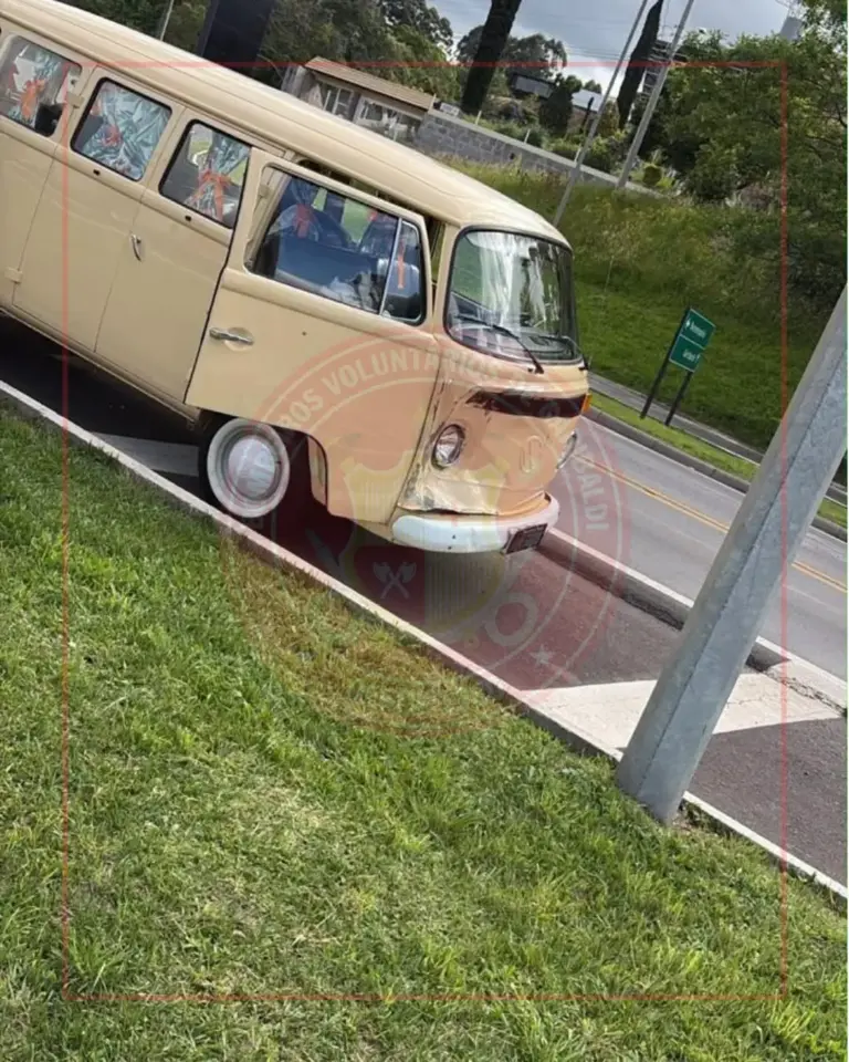 Colisão entre Kombi e carro deixa duas pessoas feridas na BR-470, em Garibaldi - Studio TV
