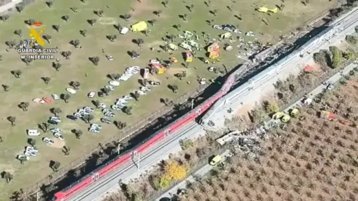 Colisão entre trens de alta velocidade deixa dezenas de mortos na Espanha - Studio TV