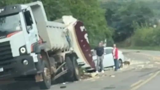Colisão frontal entre caminhões deixa dois feridos graves na ERS-400, em Candelária - Studio TV