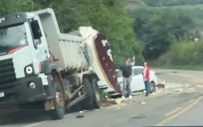 Colisão frontal entre caminhões deixa dois feridos graves na ERS-400, em Candelária - Studio TV