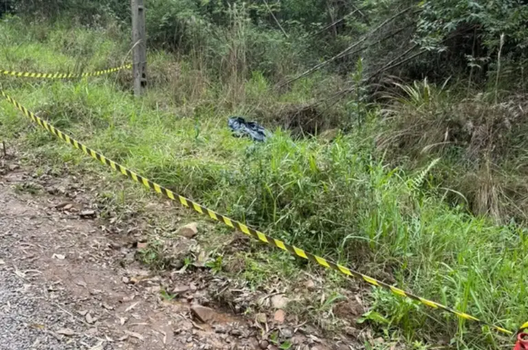 Corpo coberto por lona é encontrado em valeta no Vale do Taquari - Studio TV