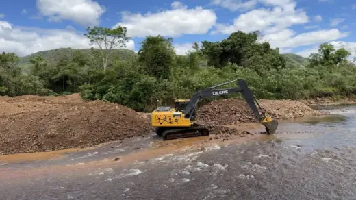 Serviços de desassoreamento no Arroio Grande, em Santa Maria
