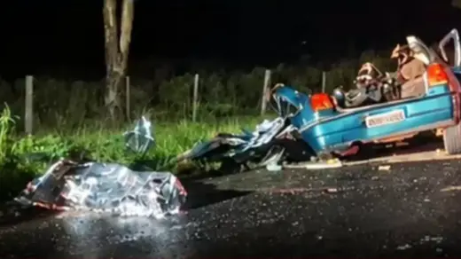 Dois jovens morrem em colisão frontal entre carro e caminhão na Rota do Sol - Studio TV