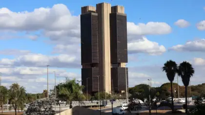 Economistas defendem redução dos juros e criticam cortes para conter dívida pública - Studio TV