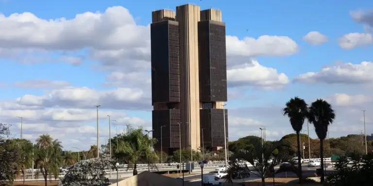 Economistas defendem redução dos juros e criticam cortes para conter dívida pública - Studio TV