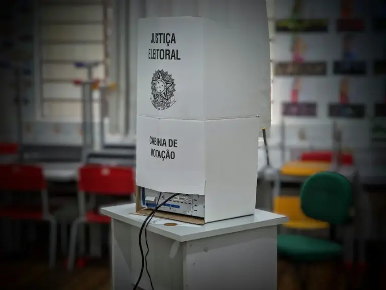 Eleições 2026: primeiros boletins mostram votos de Lula e Flávio Bolsonaro no exterior - Studio TV
