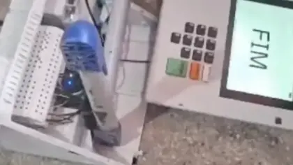 Eleitor arremessa urna no chão durante votação em Fortaleza e acaba detido - Studio TV