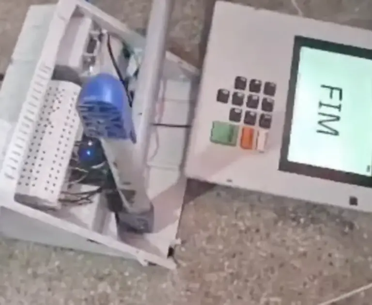 Eleitor arremessa urna no chão durante votação em Fortaleza e acaba detido - Studio TV