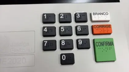 Eleitor cola tecla de urna em Caxias do Sul; sete equipamentos são substituídos - Studio TV
