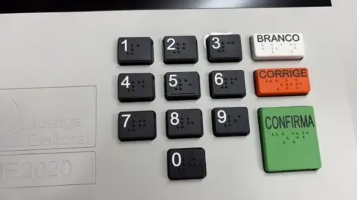 Eleitor cola tecla de urna em Caxias do Sul; sete equipamentos são substituídos - Studio TV
