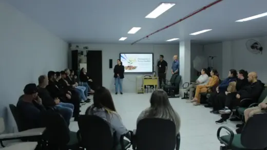 EMEF Irmão Jerônimo reúne famílias para debater infância e uso das telas em Veranópolis - Studio TV