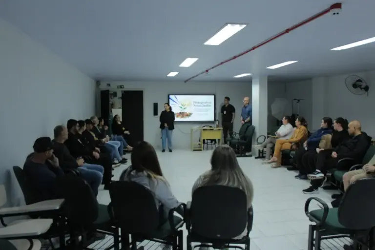 EMEF Irmão Jerônimo reúne famílias para debater infância e uso das telas em Veranópolis - Studio TV