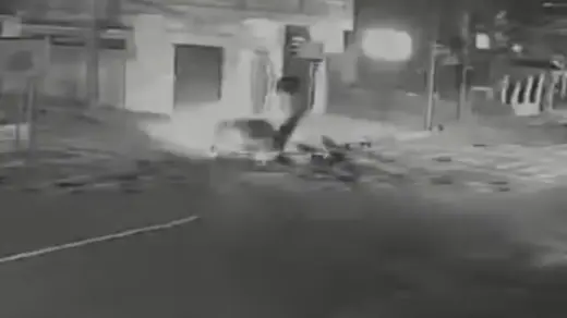 Entregador de pizza fica em coma após ser atingido por carro; motorista abandonou o local do acidente no RS - Studio TV