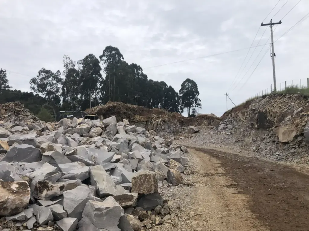 ERS-437 segue com bloqueios diários entre Vila Flores e Antônio Prado devido às obras de recuperação - Studio TV
