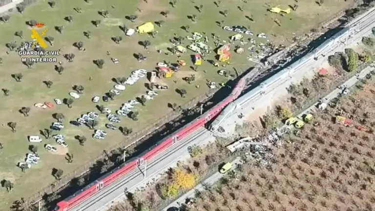 Espanha decreta três dias de luto após colisão de trens deixar ao menos 68 mortos - Studio TV