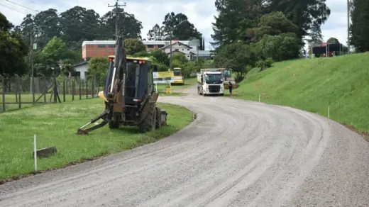 Estrada Velha da Vacaria é preparada para receber pavimentação asfáltica em Veranópolis - Studio TV
