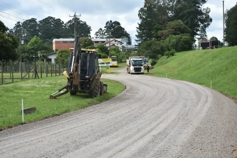 Estrada Velha da Vacaria é preparada para receber pavimentação asfáltica em Veranópolis - Studio TV