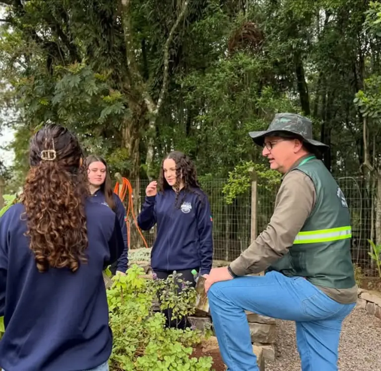 Estudantes de Nova Prata visitam Viveiro Municipal em atividade sobre jardim sensorial - Studio TV