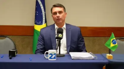 Flávio Bolsonaro critica decisões judiciais e pede voto útil em live após cancelamento de debate da Globo - Studio TV