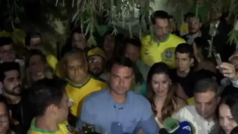 Flávio Bolsonaro critica pesquisas após liderar o primeiro turno da eleição presidencial - Studio TV