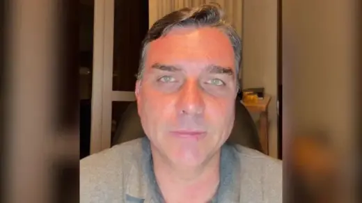 Flávio Bolsonaro diz que crise econômica pode provocar queda de Lula - Studio TV