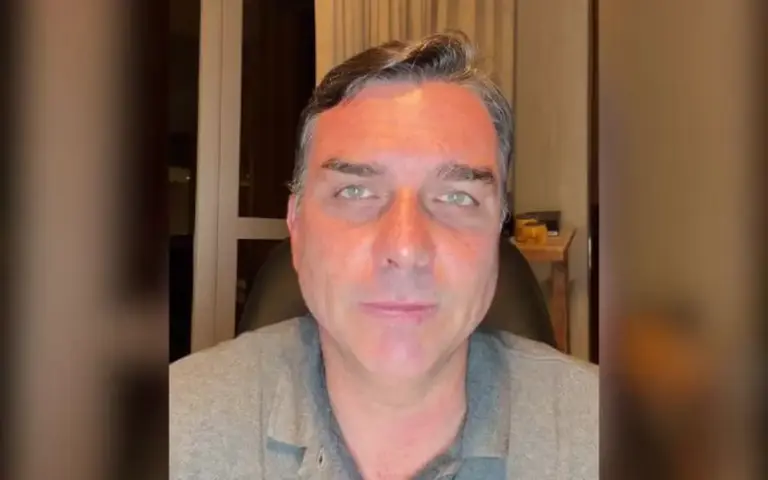 Flávio Bolsonaro diz que crise econômica pode provocar queda de Lula - Studio TV