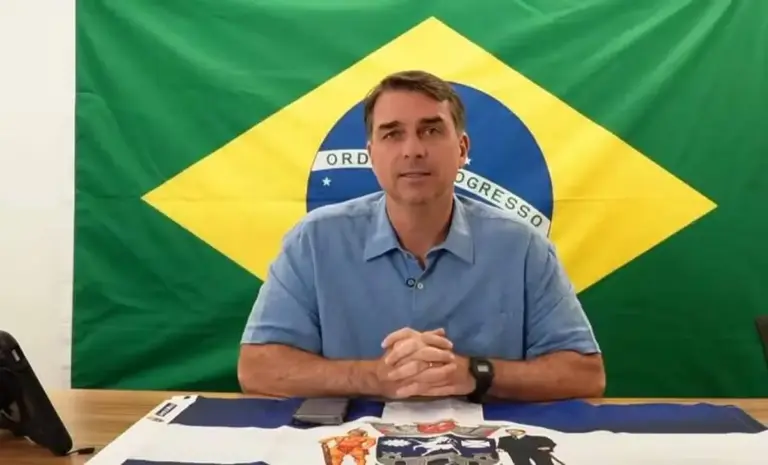 Flávio Bolsonaro pede afastamento de Moraes de investigação e revisão de restrições - Studio TV