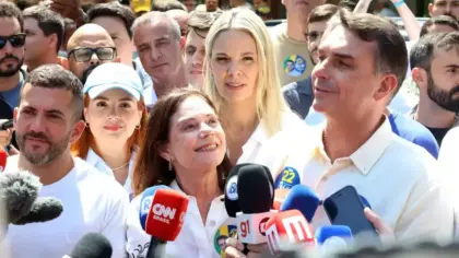 Flávio Bolsonaro promete manter Bolsa Família e Farmácia Popular caso seja eleito presidente - Studio TV