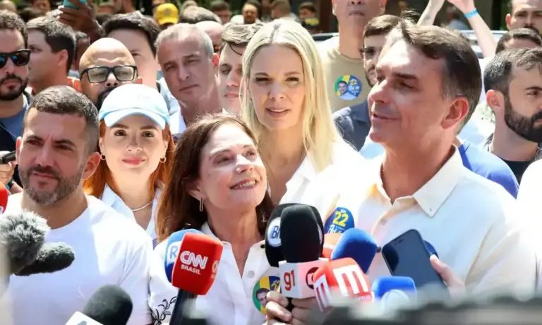 Flávio Bolsonaro promete manter Bolsa Família e Farmácia Popular caso seja eleito presidente - Studio TV