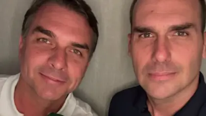Foto dos irmãos Flávio e Eduardo Bolsonaro compartilhada por Eduardo nas redes sociais