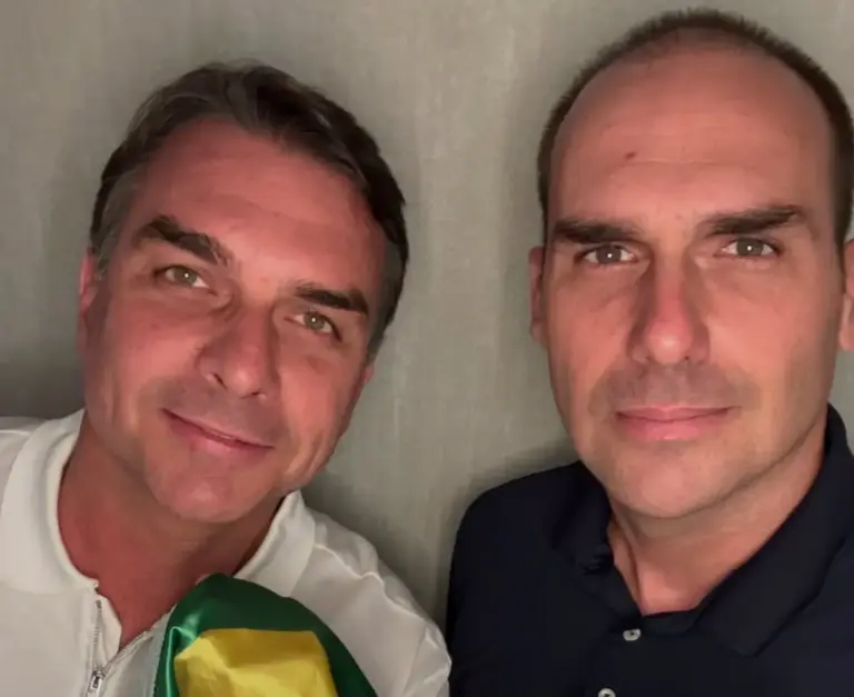Flávio Bolsonaro reencontra Eduardo em Miami após desembarcar nos Estados Unidos - Studio TV