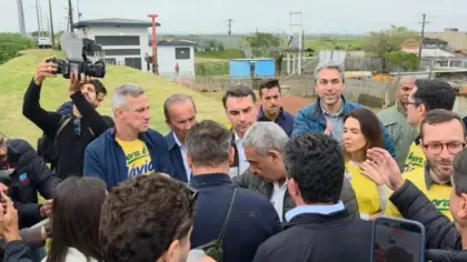 Flávio Bolsonaro visita região dos diques do Sarandi em Porto Alegre acompanhado de lideranças políticas - Studio TV