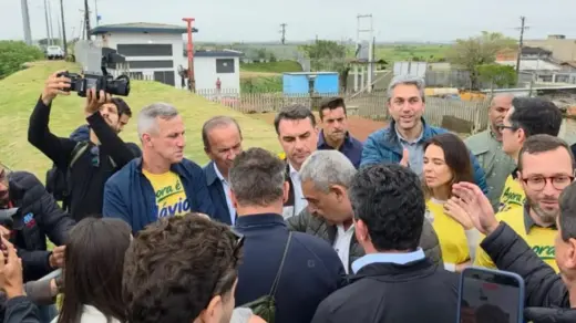 Flávio Bolsonaro visita região dos diques do Sarandi em Porto Alegre acompanhado de lideranças políticas - Studio TV
