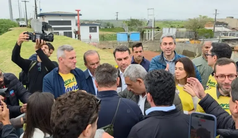 Flávio Bolsonaro visita região dos diques do Sarandi em Porto Alegre acompanhado de lideranças políticas - Studio TV