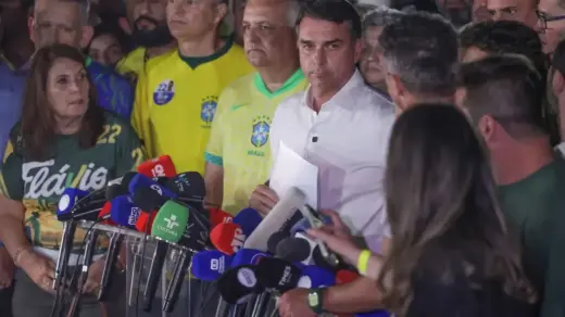Flávio teria deixado o Brasil com a família e planeja pedir asilo nos EUA, diz Metrópoles - Studio TV