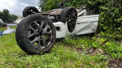 Volkswagen Fox após capotamento na ERS-122, em Flores da Cunha
