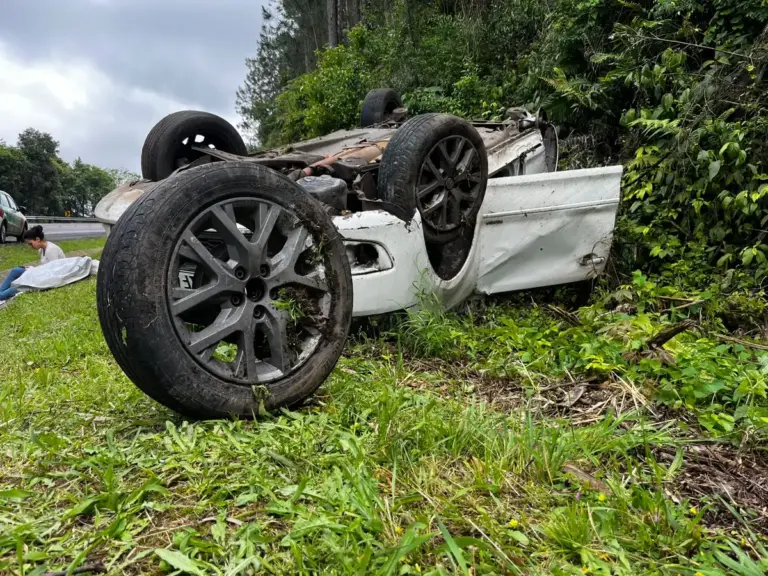 Volkswagen Fox após capotamento na ERS-122, em Flores da Cunha
