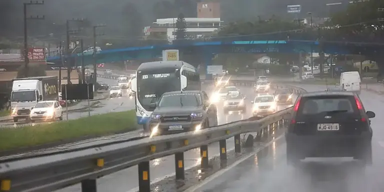 Frente fria provoca alerta de temporais e risco de granizo no Rio Grande do Sul - Studio TV