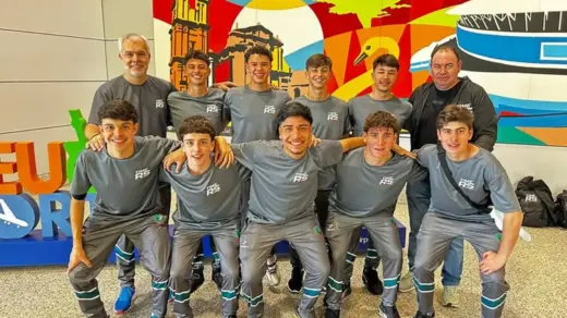 Equipe de futsal sub-17 da AVAEC reunida com integrantes da delegação