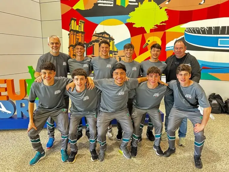 Equipe de futsal sub-17 da AVAEC reunida com integrantes da delegação