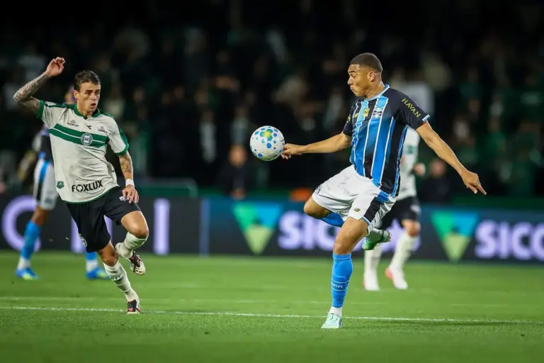 Grêmio vence Coritiba com gol nos acréscimos e encerra jejum no Brasileirão - Studio TV
