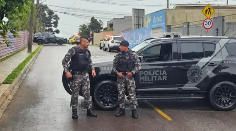 Homem armado com faca mantém cerca de 25 pessoas reféns em creche de Curitiba - Studio TV