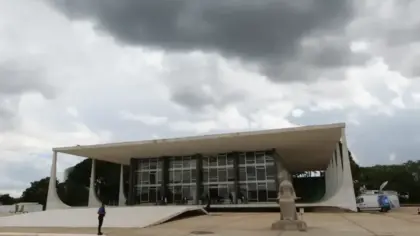 Homem é preso ao tentar invadir sede do STF em Brasília - Studio TV