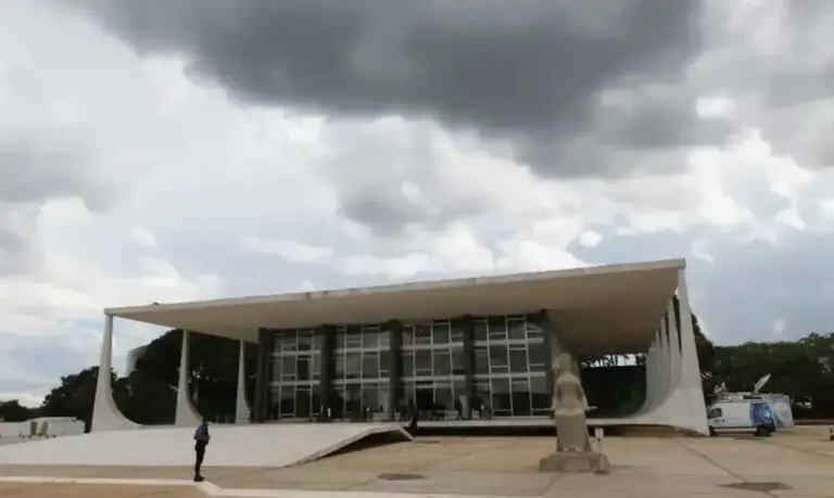 Homem é preso ao tentar invadir sede do STF em Brasília - Studio TV