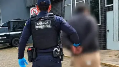Homem é preso após roubar celular na Praça Dante Alighieri, em Caxias do Sul - Studio TV