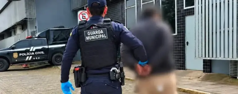 Homem é preso após roubar celular na Praça Dante Alighieri, em Caxias do Sul - Studio TV