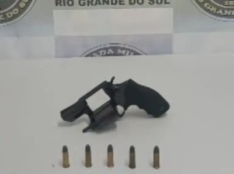 Homem é preso com revólver após relato de ameaça durante briga em Caxias do Sul - Studio TV