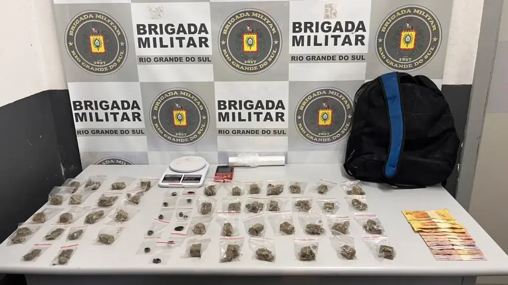 Drogas, dinheiro e materiais apreendidos pela Brigada Militar em Caxias do Sul