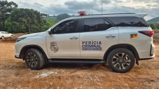 Viatura da Perícia Criminal em área de aterro em Bento Gonçalves